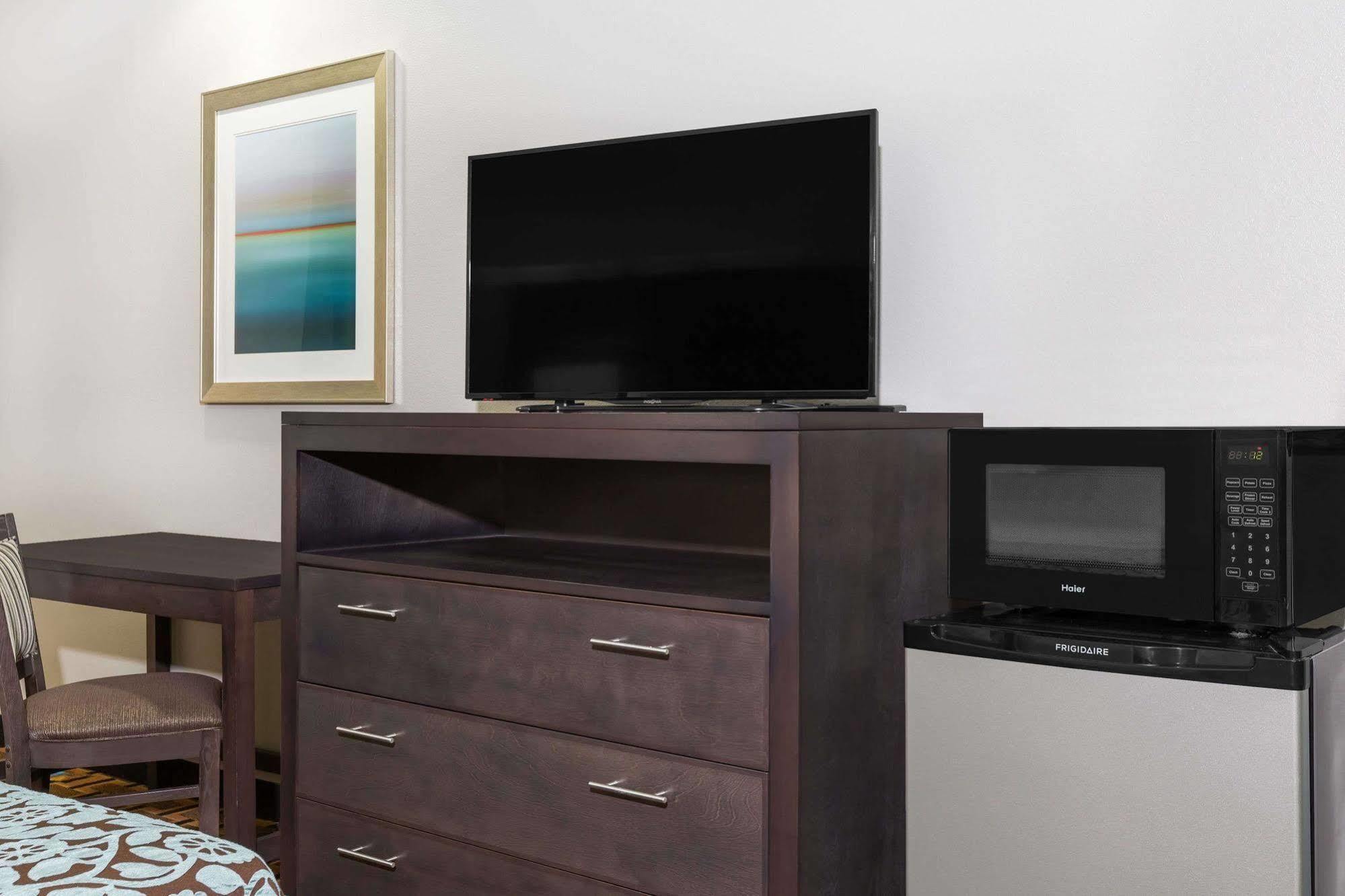 Days Inn & Suites By Wyndham Madisonville Екстериор снимка