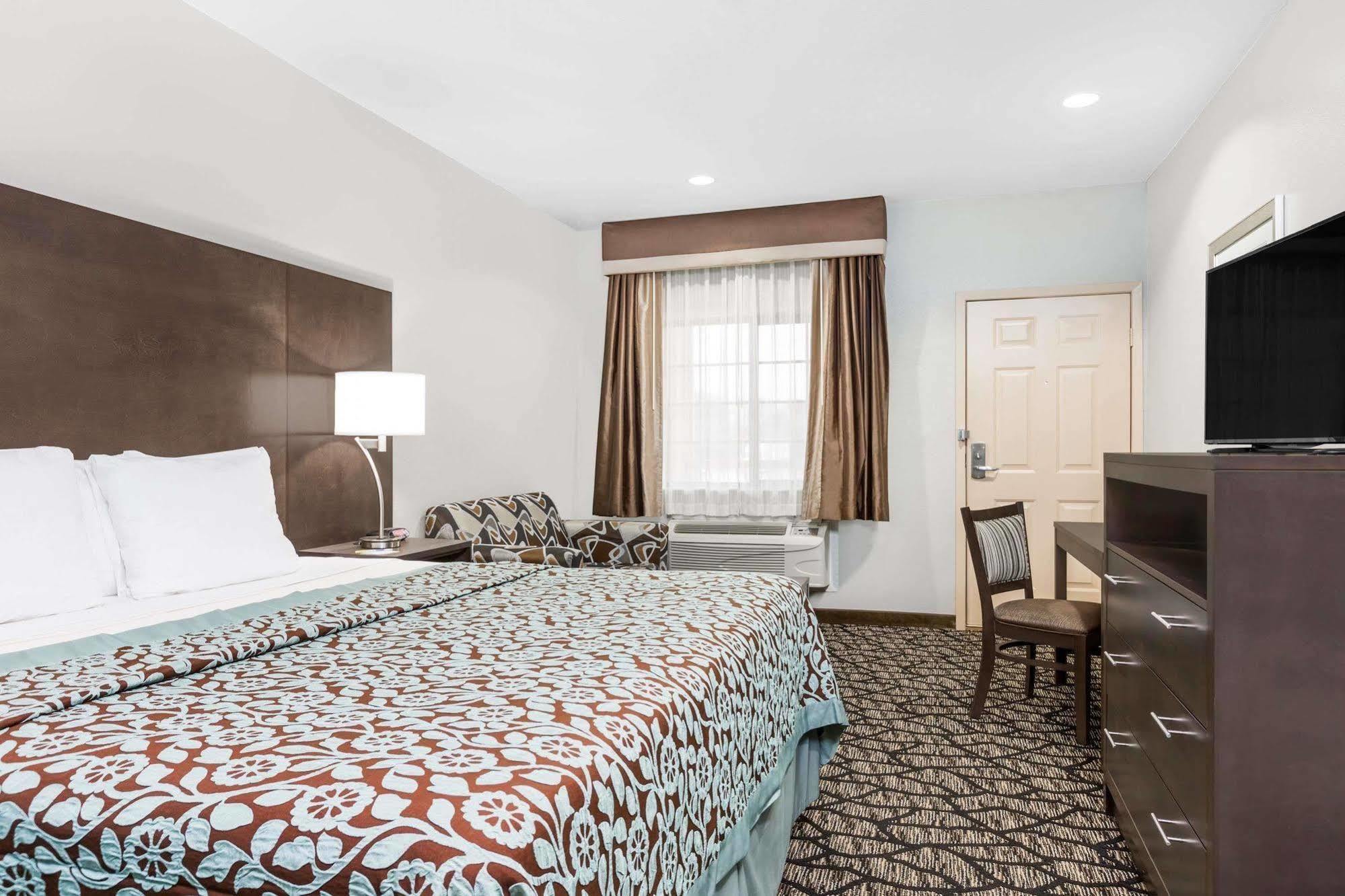 Days Inn & Suites By Wyndham Madisonville Екстериор снимка