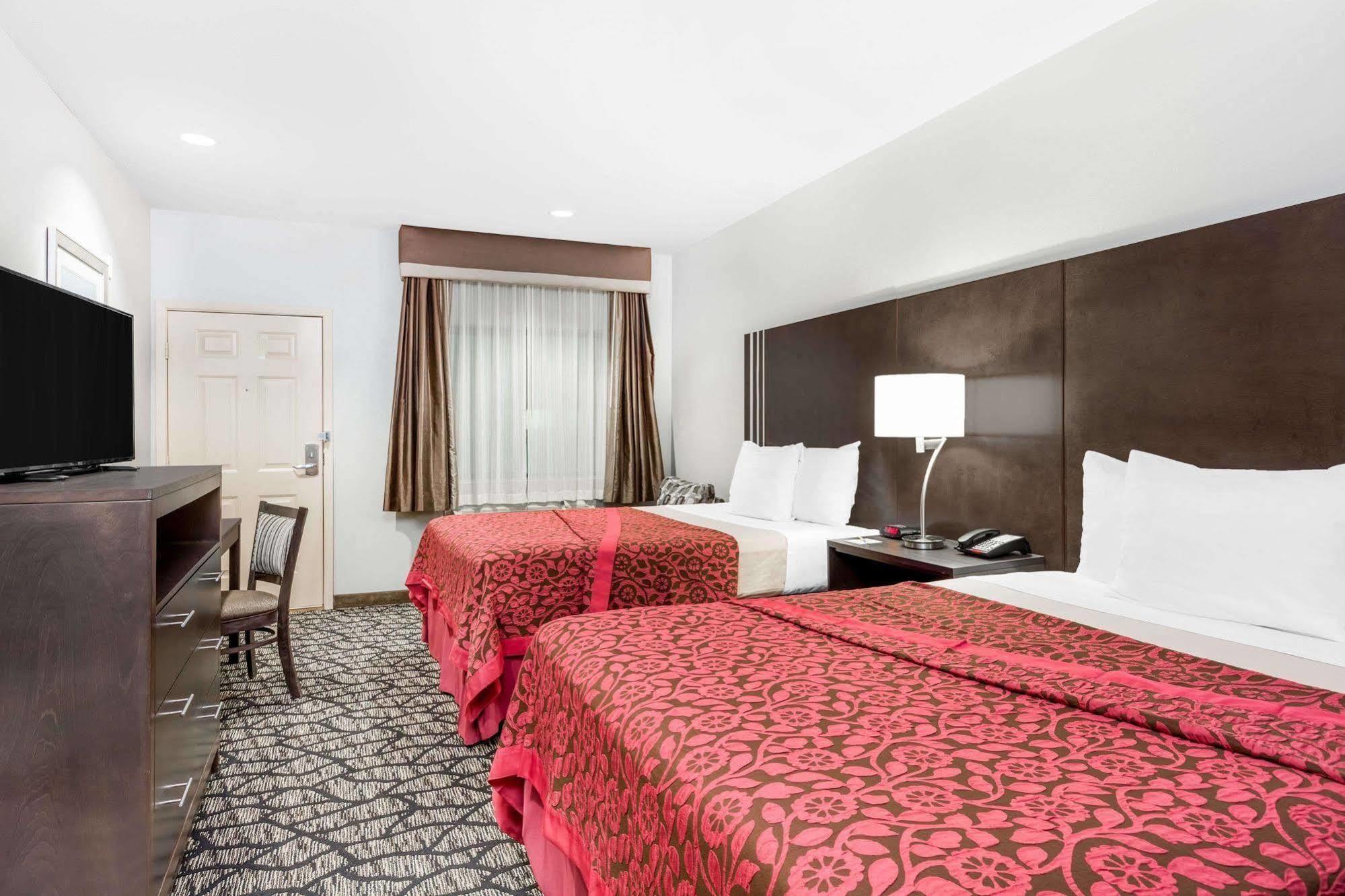 Days Inn & Suites By Wyndham Madisonville Екстериор снимка