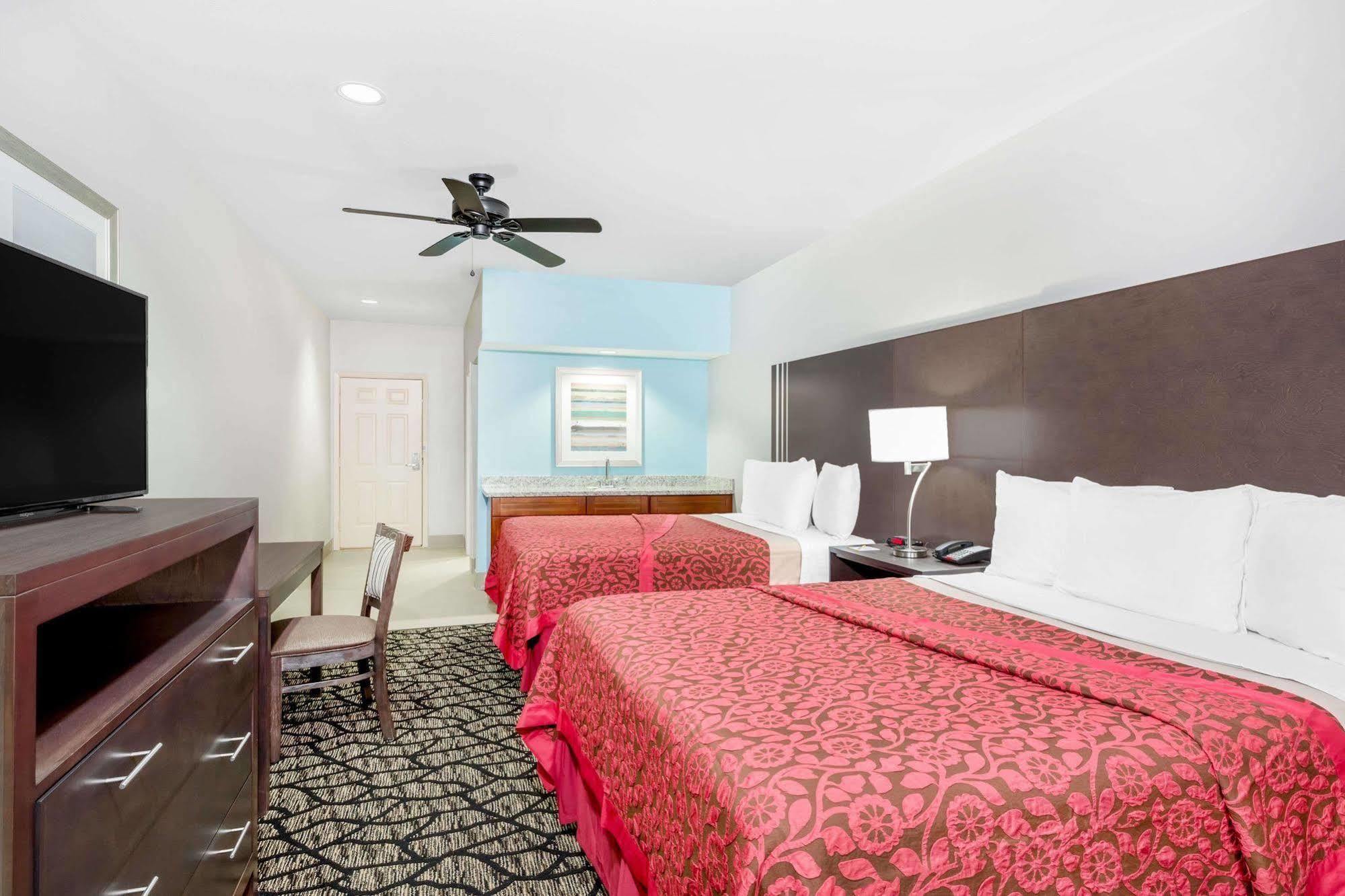 Days Inn & Suites By Wyndham Madisonville Екстериор снимка