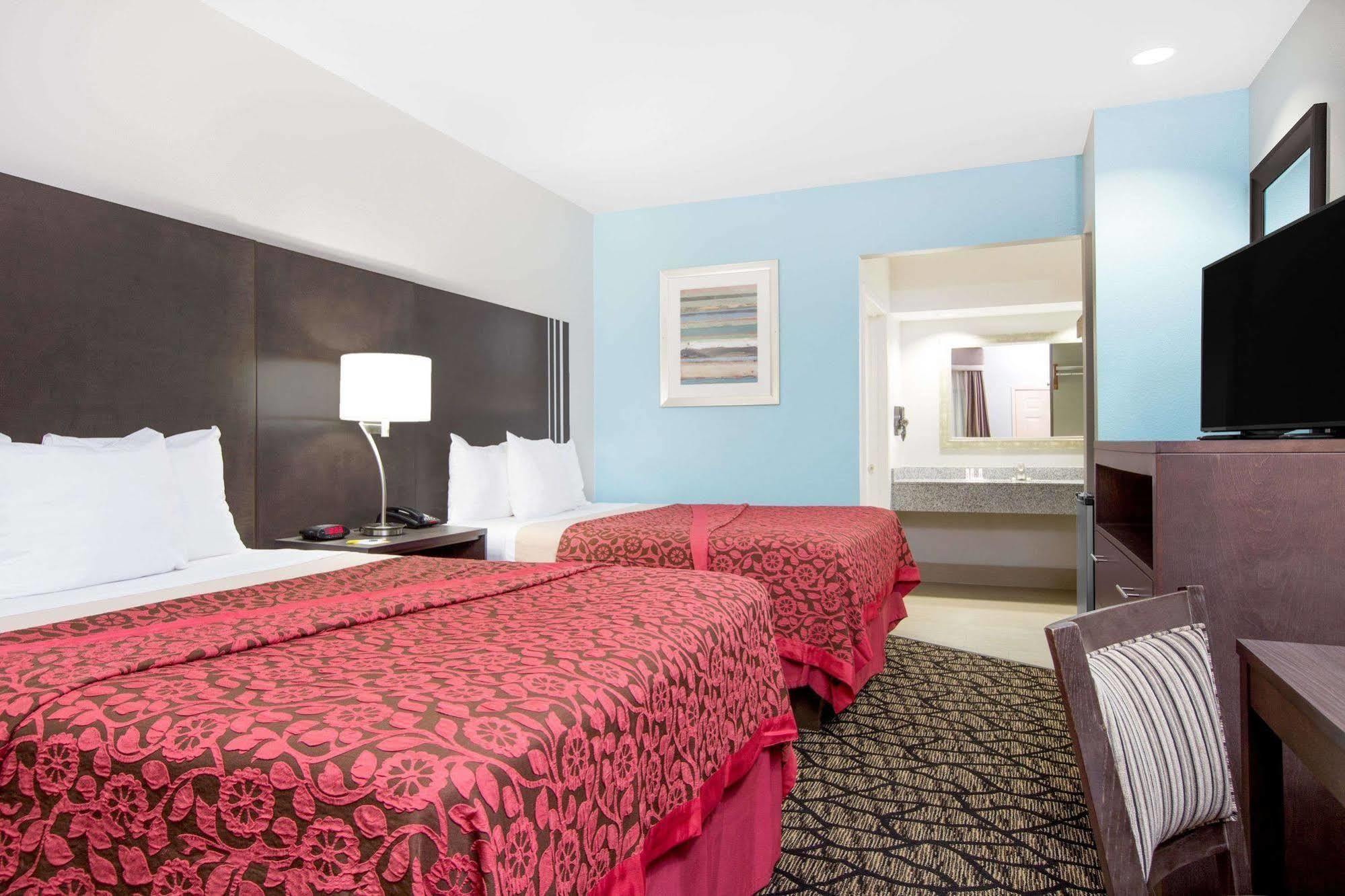 Days Inn & Suites By Wyndham Madisonville Екстериор снимка